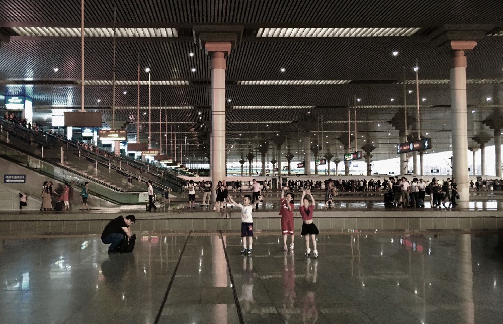 Photo taken at the high-speed railway platform of Nanjing South Railway Station in 2023